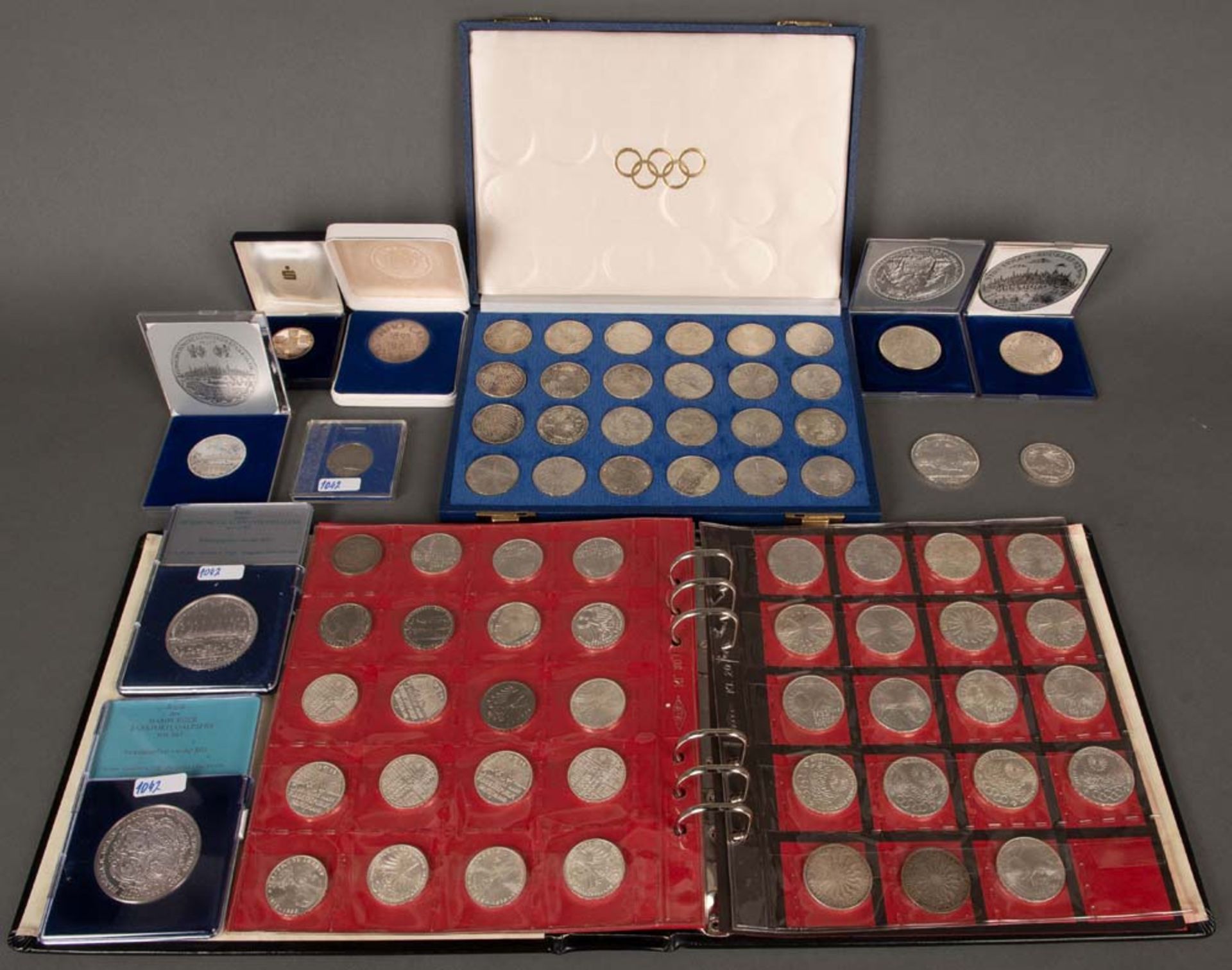 Konvolut Münzen. Silber, ca. 900 g, u.a. 5 bzw. 10 DM-Stücke; sowie Olympia- Münzen 1972.
