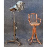 Bugholz-Kinderfrisierstuhl. Thonet 20. Jh. Mit Original-Klebeetikett an Zarge; dazu Trockenhaube,