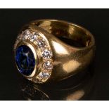 Ring. 18 ct Gold, ca. 13 g. Besetzt mit Saphir und zwölf Brillanten, ca. 1,50 ct.