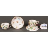 Paar Puppentassen mit Unterschalen. Meissen 19. Jh. Porzellan, bunt bemalt mit Streublumen und