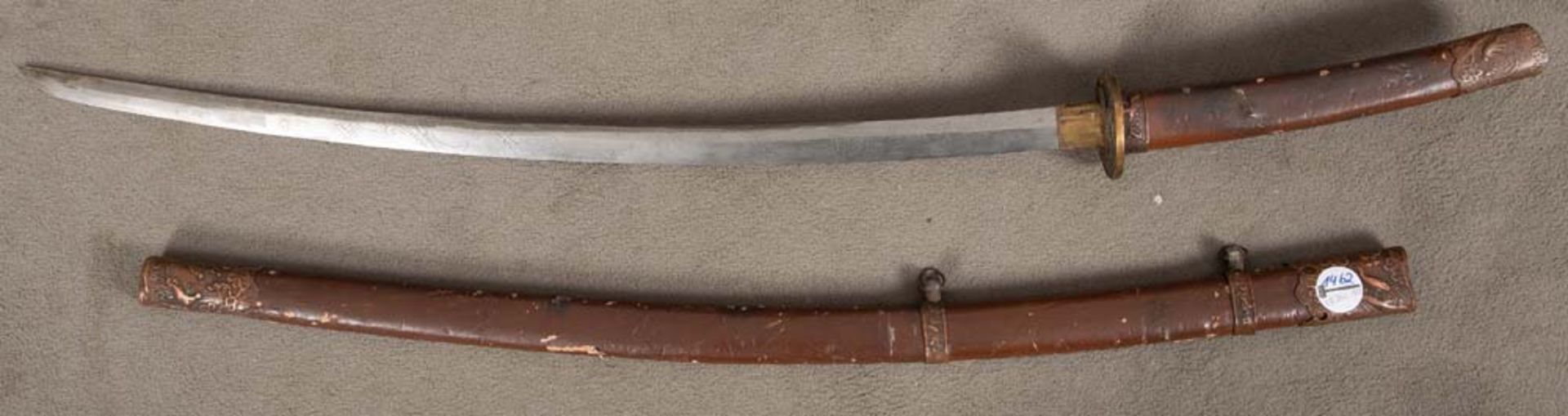 Katana. Japan. Klinge ziseliert, mit Tsuba, Ledergriff und -Scheide, Klinge L=75 cm, Gesamtlänge 113