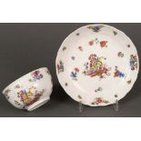 Tasse mit Unterschale. Meissen 20. Jh. Porzellan, bemalt mit gelbem Tigerdekor, am Boden