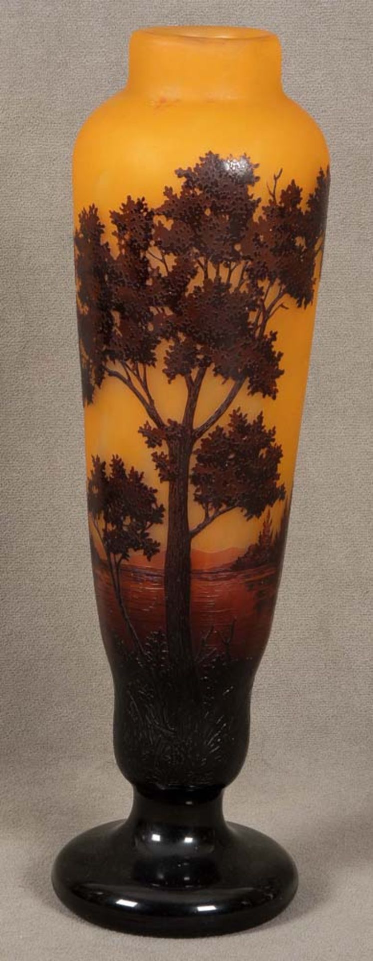 Jugendstil-Vase. Daum Frères & Cie, Verreries de Nancy um 1900. Farbloses mattes und poliertes Glas,