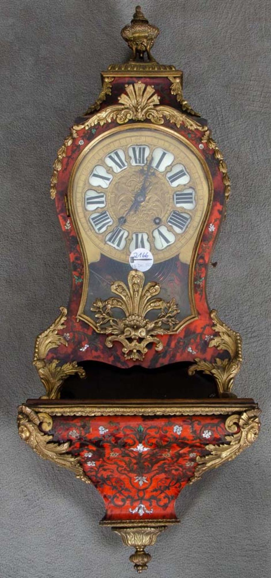 Pendule auf Sockel. Paris 19. Jh. Boulle-Technik mit vergoldeten Bronzebeschlägen, Werk monogr. „C.