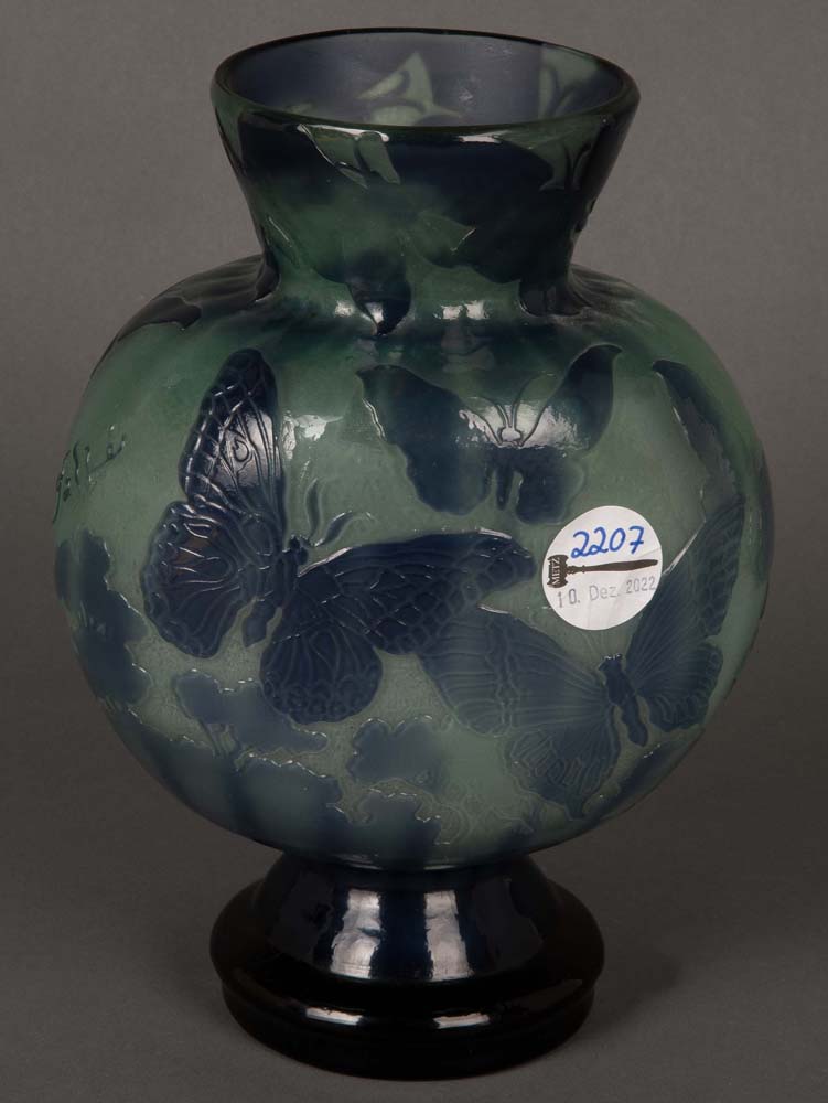 Jugendstil-Vase. Nancy, Émile Gallé um 1900. Farbloses Glas, farbig überfangen, geschnitten und