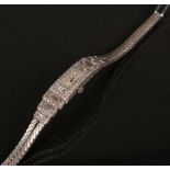 Damenarmbanduhr. 18 ct Gold, ca. 31 g, Handaufzug, besetzt mit 102 Diamanten ca. 2,50 ct. (