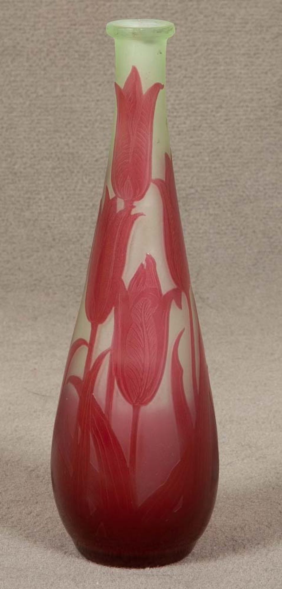 Kleine Jugendstilvase. D' Argental 1900-1905. Glas überfangen, floral geätzt und geschnitten, teilw.