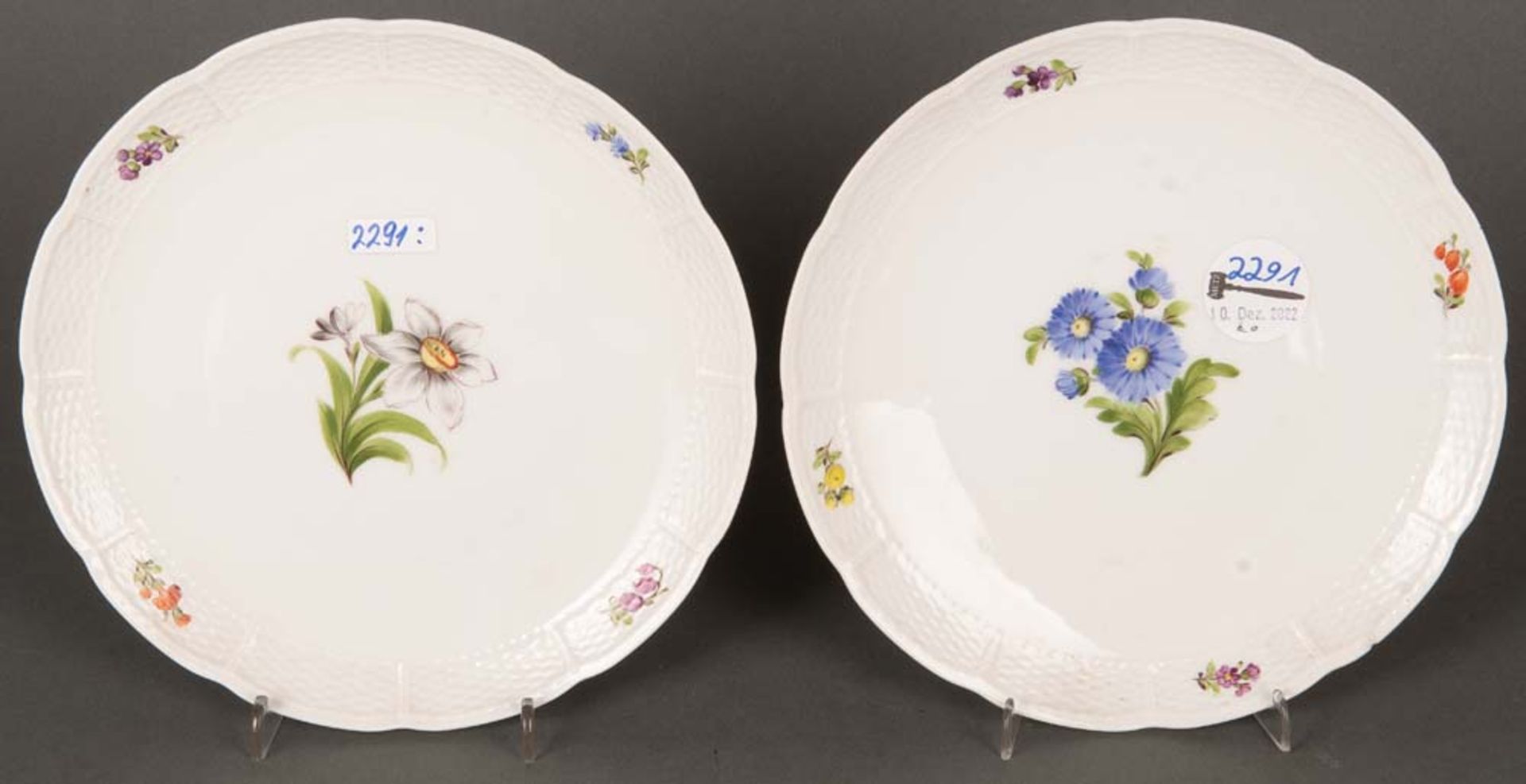 Zwei Teller. Nymphenburg 20. Jh. Porzellan, bunt bemalt mit Blumen, am Boden gemarkt, D=21 cm.