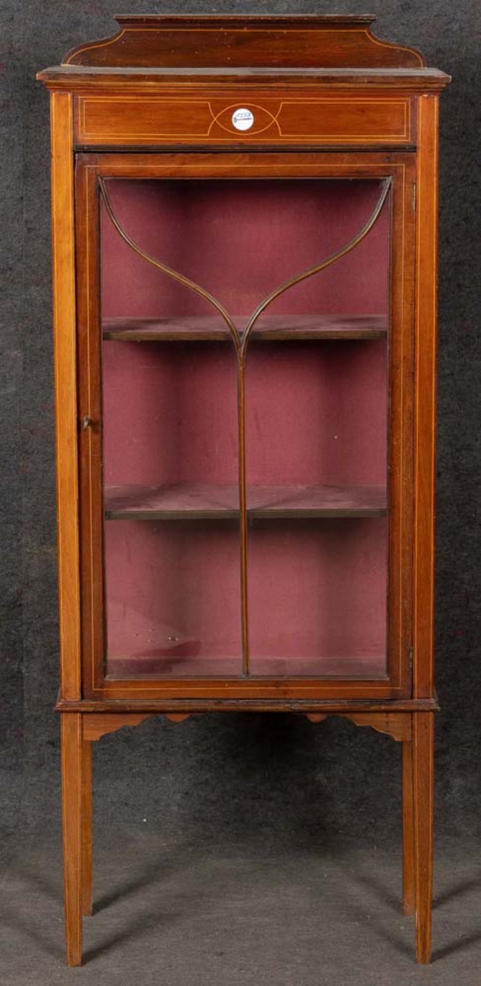 Vitrine. England 20. Jh. Mit verschiedenen Hölzern furniert, Fadeneinlagen, H=147 cm, B=61 cm, T=