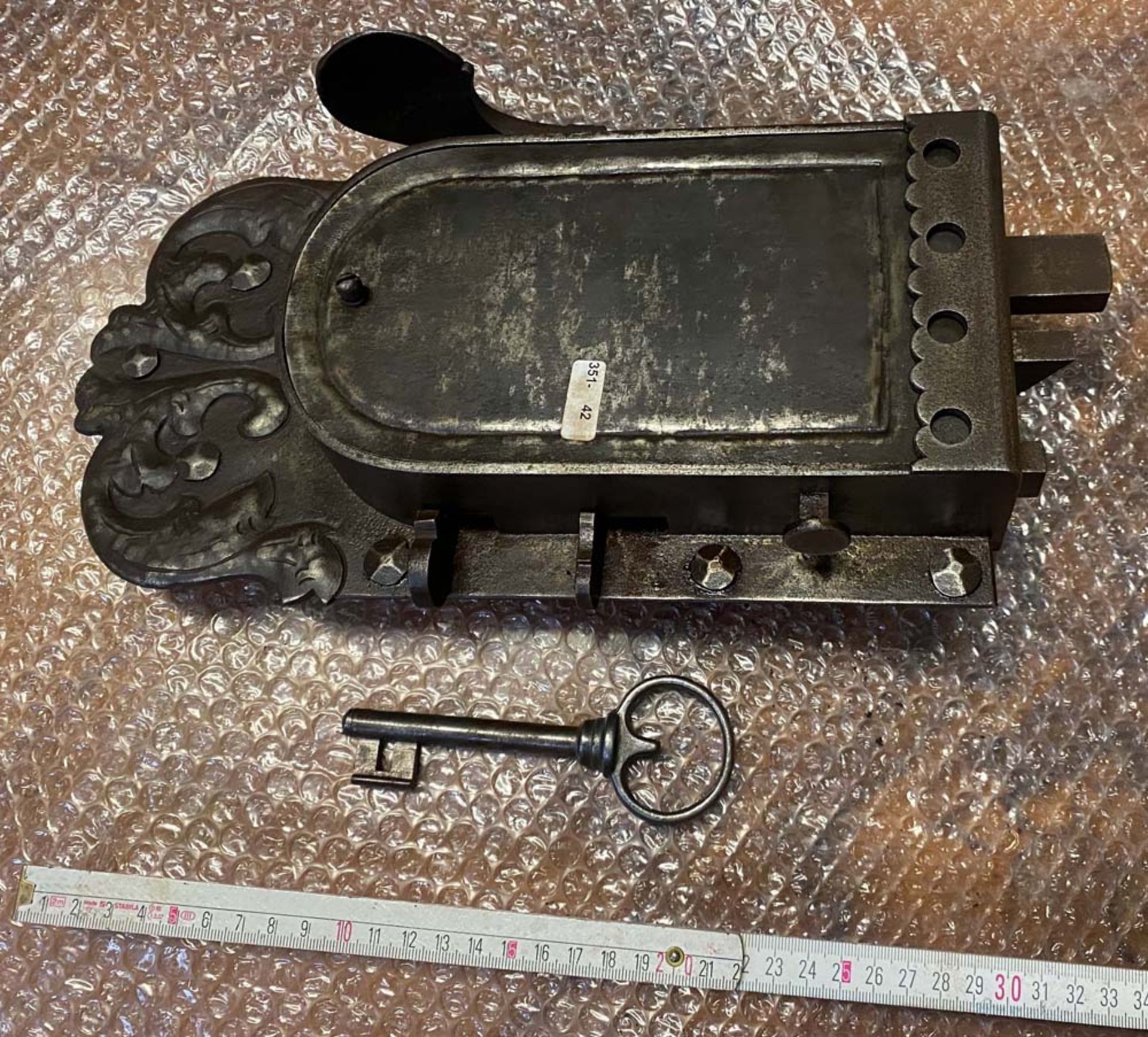 Prächtiges Kastenschloss mit passendem Schlüssel sowie Mehrfachverriegelung. Dornmaß: 11,5 cm. (