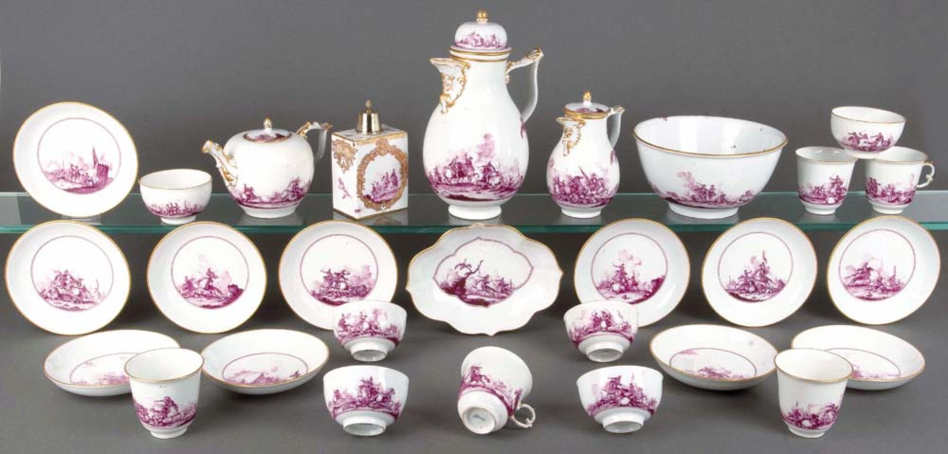 Bedeutendes Kaffee- und Teeservice. Meissen 1745. Bestehend aus: Eine Kaffeekanne (H=23,3 cm), ein