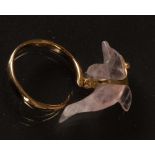 Ring. 18 ct Gold, ca. 4 g. Besetzt mit beweglichem Delfin aus Rosenquarz und einem kleinen