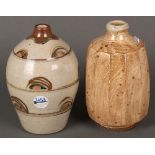 Zwei Vasen. Salzglasiertes Steinzeug, Monogrammist David Leach bzw. George Rainer, H= 21,5 bzw. 21,6