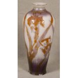 Jugendstil-Vase. Nancy, Émile Gallé um 1900. Feuerpoliertes Glas, farbig überfangen, umlaufend