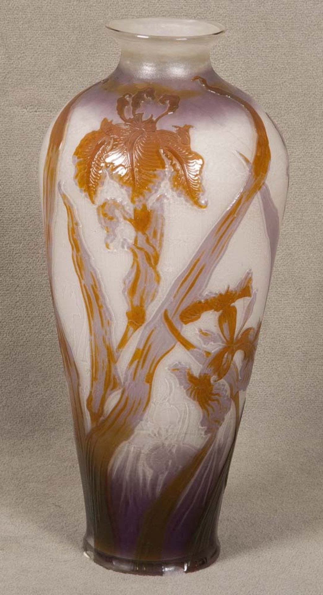 Jugendstil-Vase. Nancy, Émile Gallé um 1900. Feuerpoliertes Glas, farbig überfangen, umlaufend