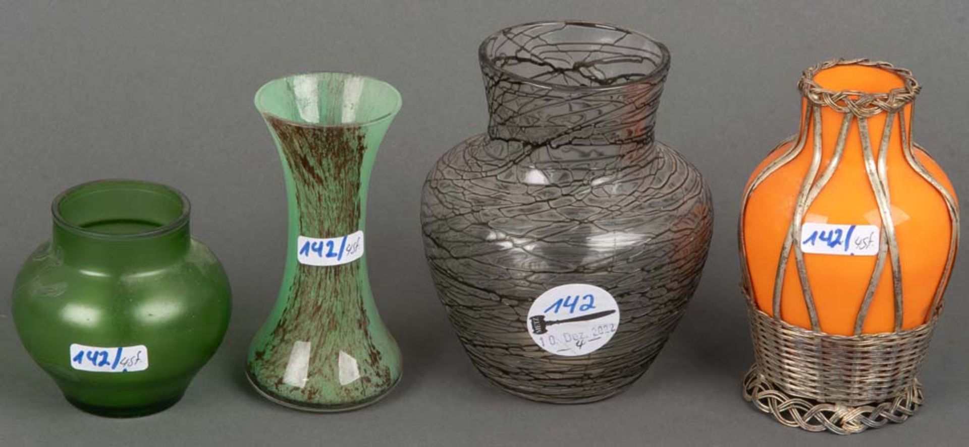 Vier kleine Vasen. Deutsch, 20. Jh. Farbloses Glas, teilw. farbig überfangen mit Einschmelzungen und