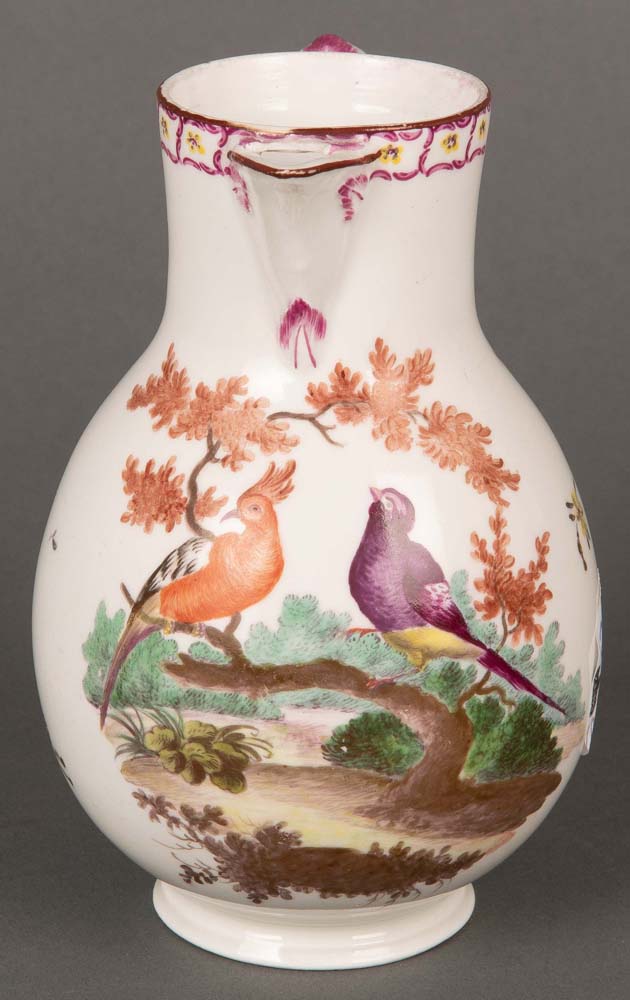 Kanne. Frankenthal 1771. Porzellan, bunt bemalt mit exotischen Vögeln, am Boden unterglasurblaue