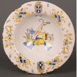 Runde Schale. Italien 18. Jh. Keramik, bunt bemalt mit Wappen. H=7 cm, D=30 cm. (best.)