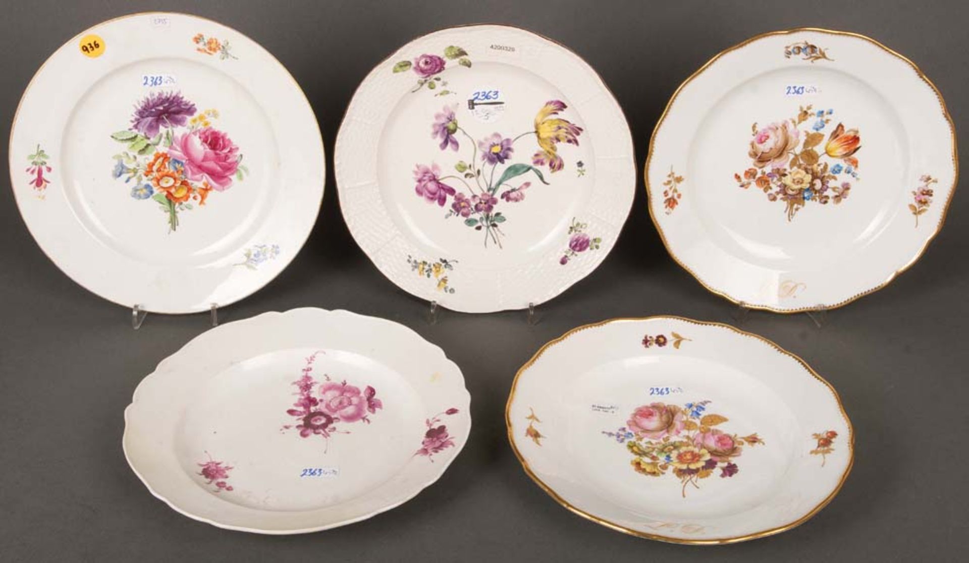 Fünf Teller. Meissen 18./19. Jh. Porzellan, bunt bemalt mit Blumen, teilw. gold gehöht, am Boden