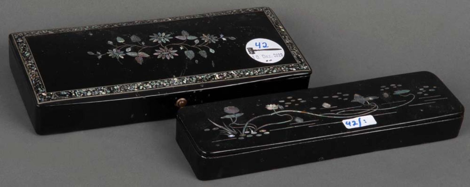 Zwei Schreibtisch-Schatullen. Asien. Schwarzlack, Perlmutteinlagen. H=3 bzw 3,5 cm, B=21 cm, T=6 bis