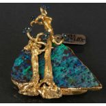 Brosche. 18 ct Goldfassung, ca. 35 g. Besetzt mit Boulder-Opal und Saphiren.