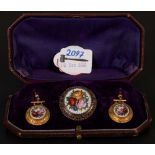 Demi-Parure. England um 1870. Ohrhänger und Brosche. 15 ct Goldfassung, Pietra Dura mittig mit