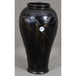 Vase. Asien. Bronze, Wandung mit Vogeldekor, H=48 cm, D=26 cm.