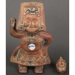 Gottheit und Öllampe. Südamerika. Keramik, bemalt, H=6 bzw. 37 cm.