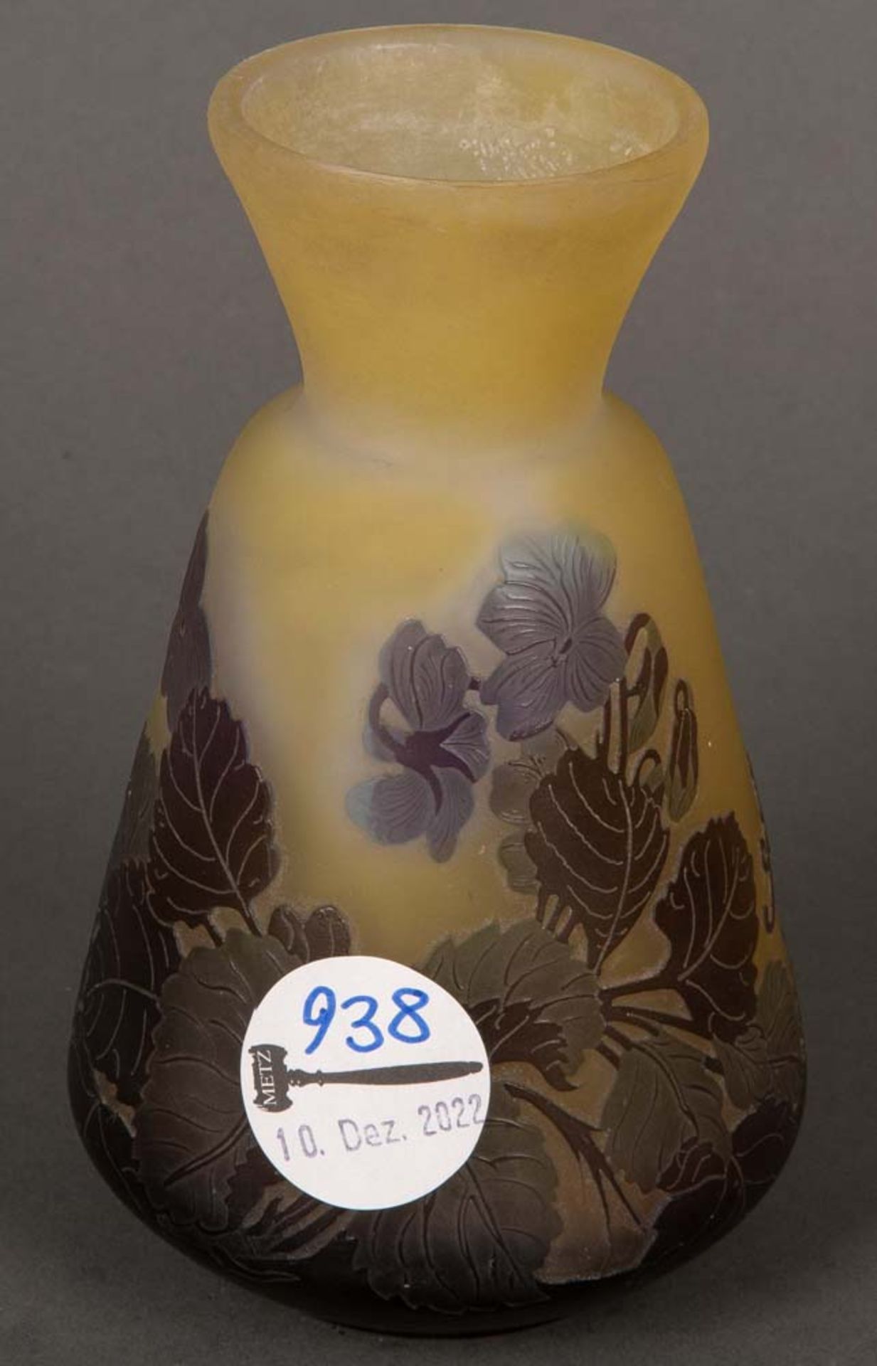 Kleine Jugendstil-Vase. Nancy, Émile Gallé 1900-1905. Farbloses Glas, farbig überfangen, floral