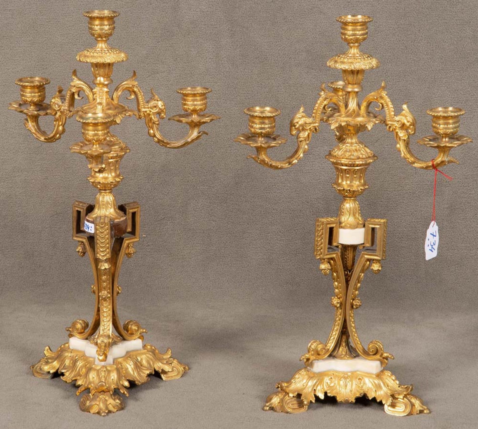 Paar vierflammige Girandolen. Frankreich 19. Jh. Vergoldete Bronze, mit Biskuitporzellan, H=41 cm,