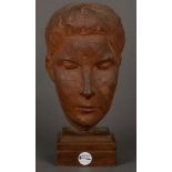 Bildhauer des 20. Jhs. Männerkopf aus Ton, auf Holzsockel. H=37 cm. **