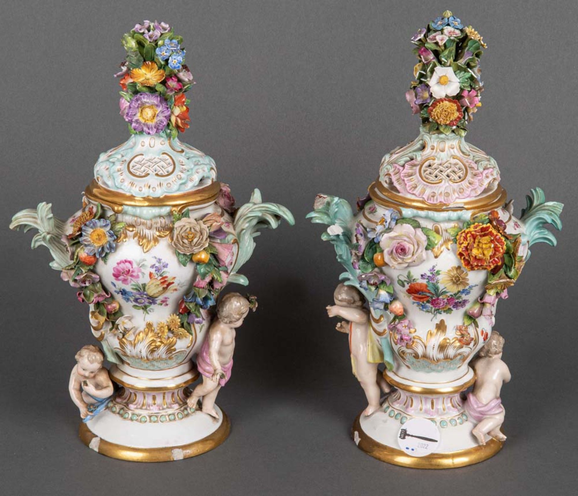 Paar Potpourri-Vasen. Meissen 19. Jh. Porzellan, aufwendig mit aufbossierten Blüten dekoriert,
