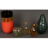 Fünf Vasen. Murano 20. Jh. Farbloses Glas, farbig überfangen, teils mit Einschmelzungen, eine am