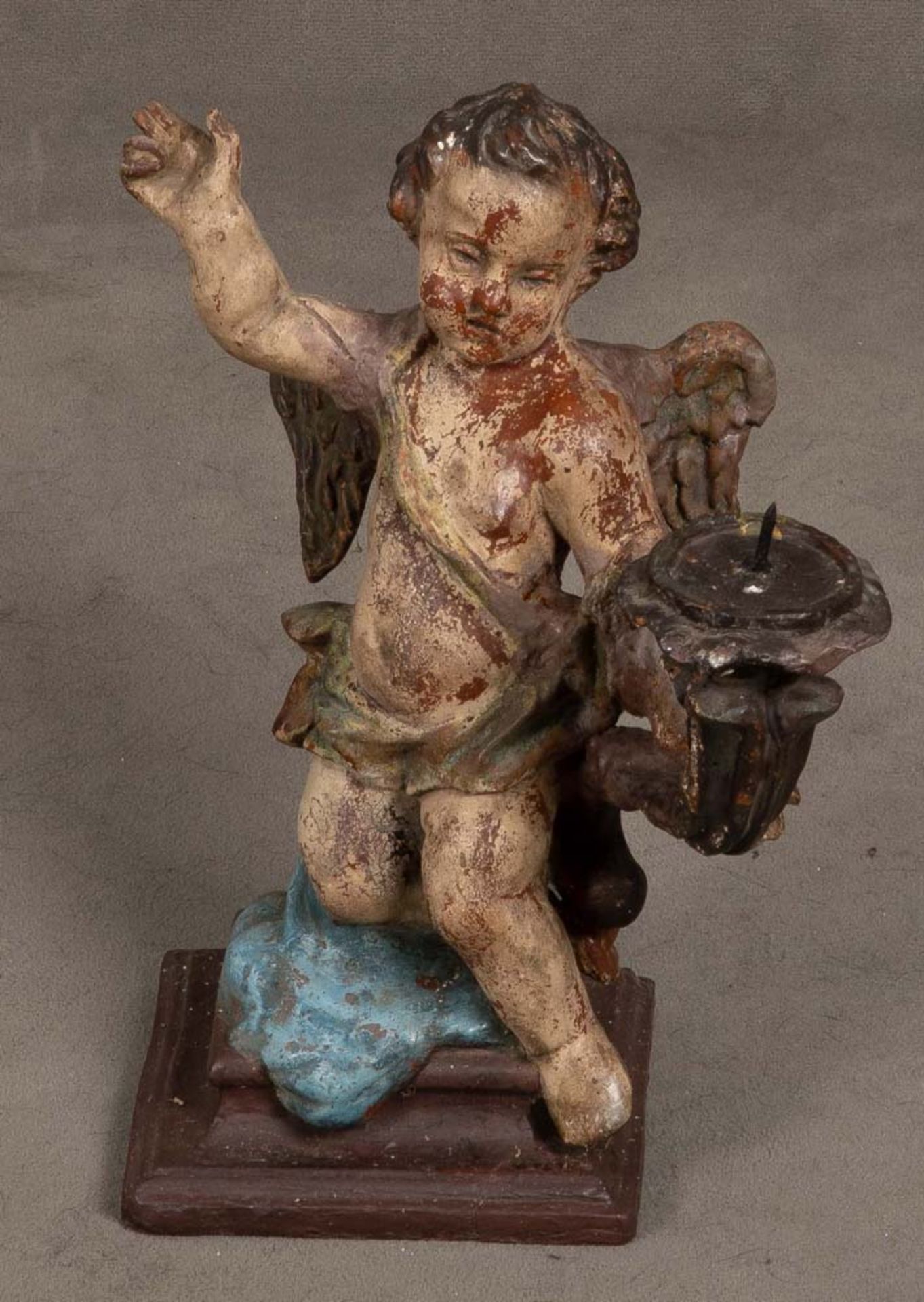 Putto mit Kerzenhalter. Deutsch 18. Jh. Holz, geschnitzt, auf Kreidegrund Reste alter Fassung, H=