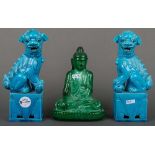 Paar Fo-Hunde als Buchstützen. Asien. Porzellan, bemalt; dazu ein sitzender Glas-Buddha, H=21 bis 25