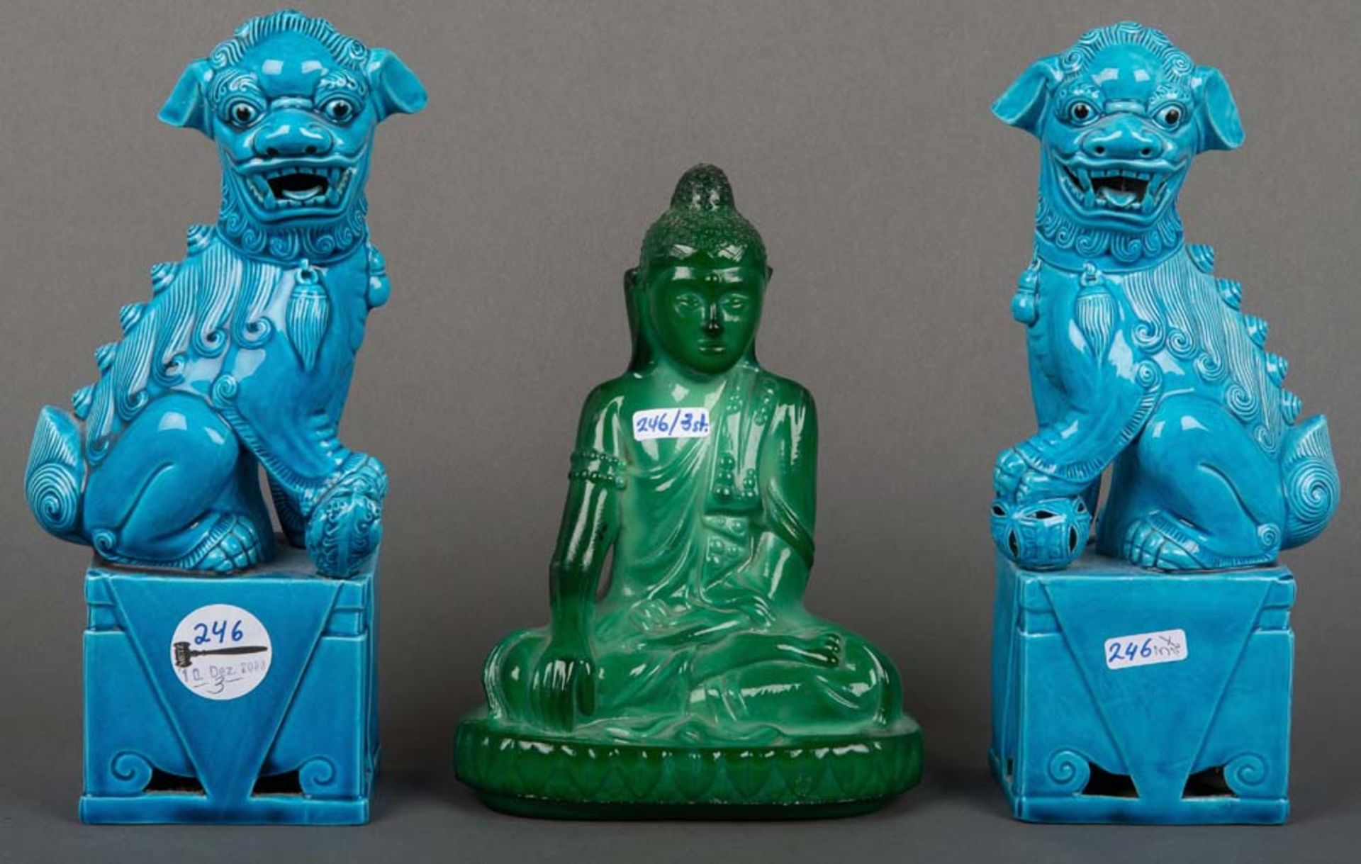 Paar Fo-Hunde als Buchstützen. Asien. Porzellan, bemalt; dazu ein sitzender Glas-Buddha, H=21 bis 25