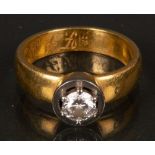 Ring. 18 ct Goldschiene, ca. 10 g, besetzt mit einem Brillanten, ca. 0,60 ct. Mit „Diamond