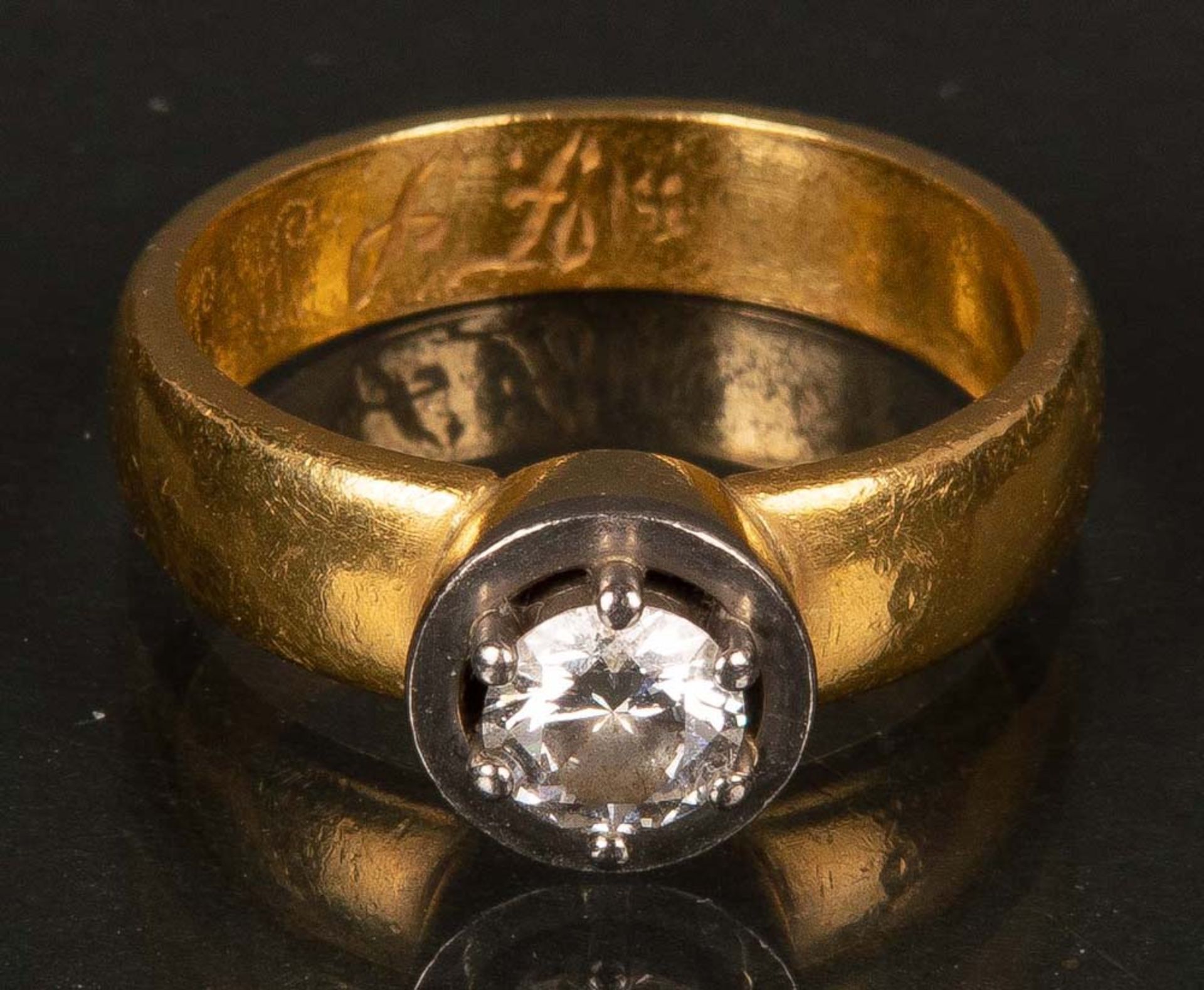 Ring. 18 ct Goldschiene, ca. 10 g, besetzt mit einem Brillanten, ca. 0,60 ct. Mit „Diamond