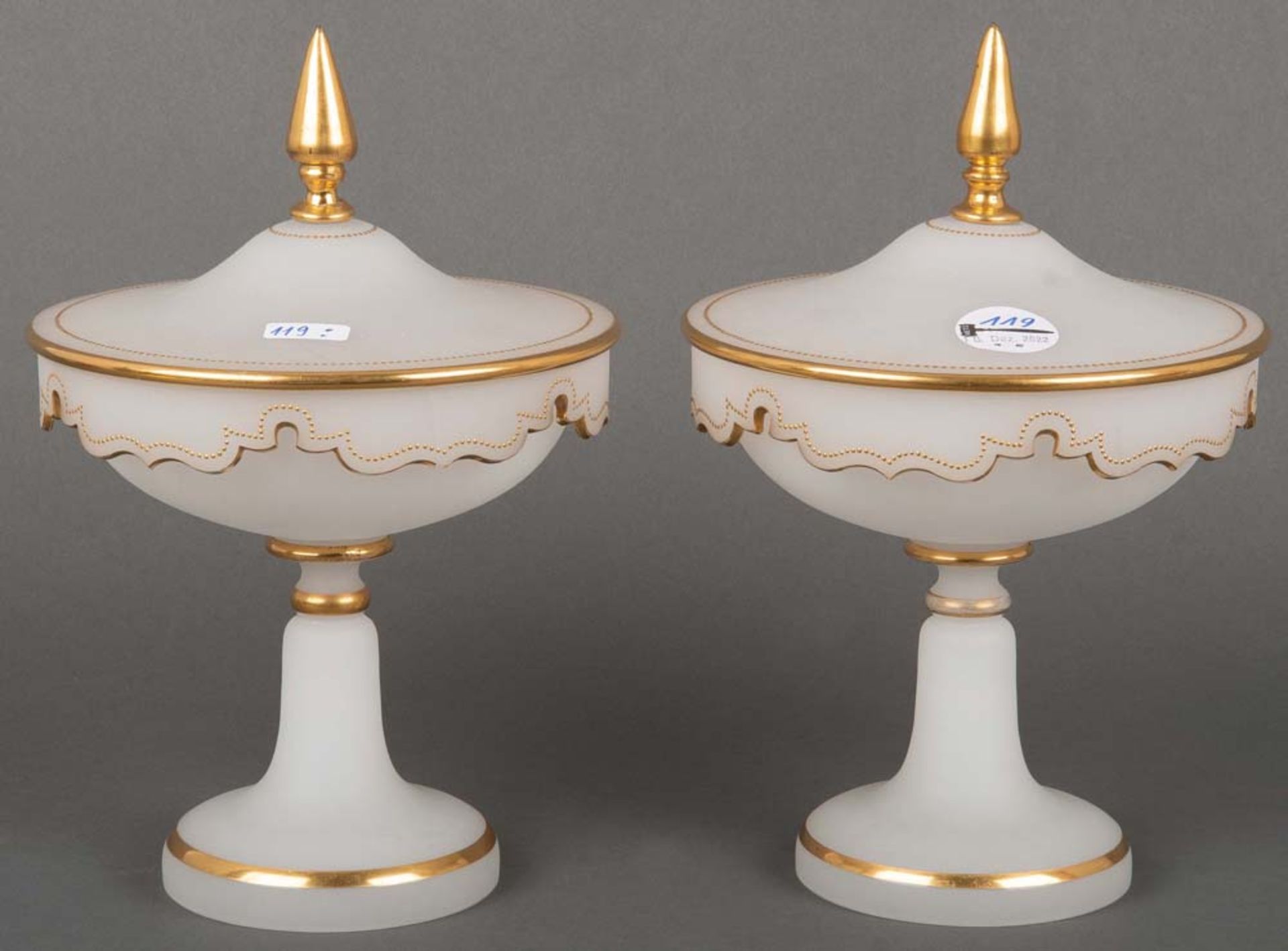 Paar runde Fußdeckelschalen. Böhmen 20. Jh. Milchglas, gold gehöht, H=27,5 cm, D=17,5 cm.