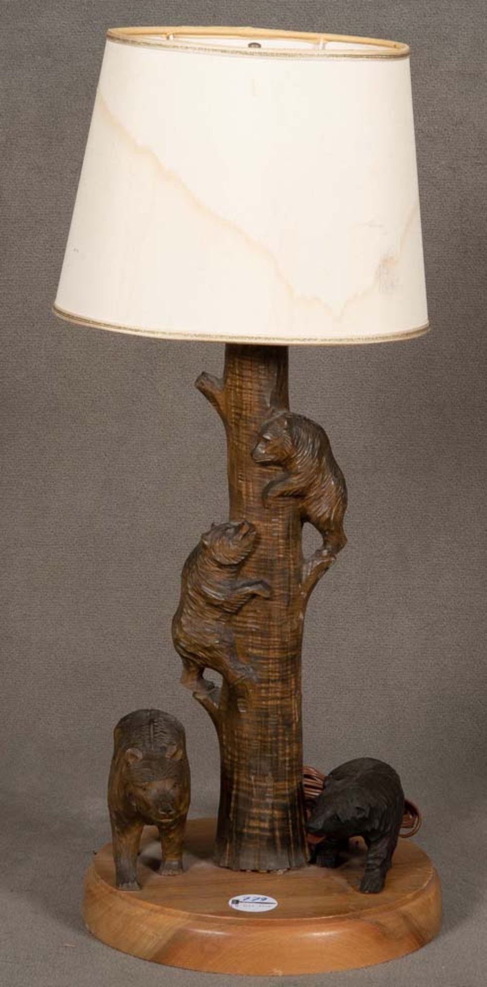 Tischlampe. Bern 20. Jh. Holz, Sockel und Fuß mit geschnitzten Bären versehen, H=58,5 cm, B=16 cm,