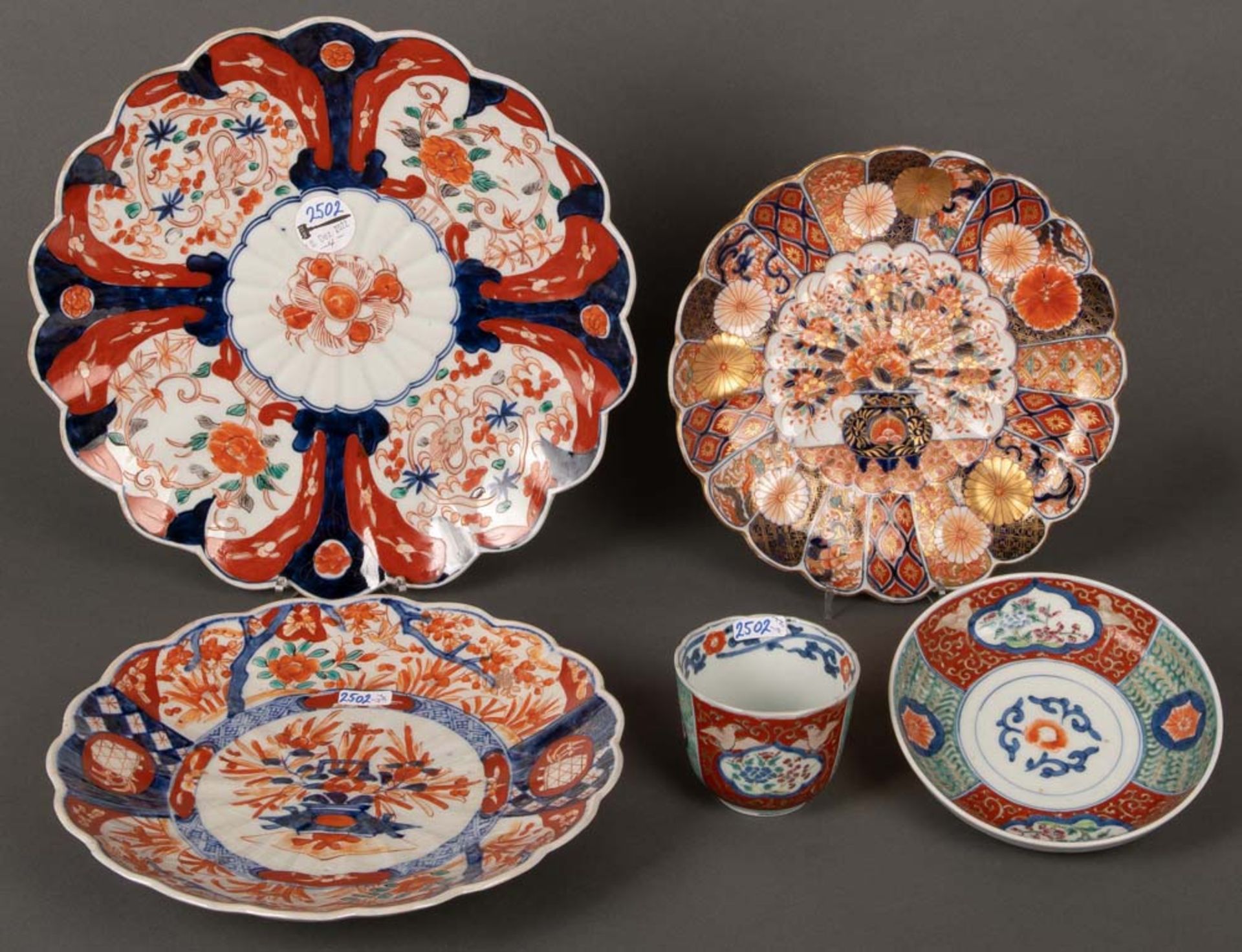 Vier Teller und Tasse mit Unterschale. Japan. Porzellan, Imari-Bemalung, verso teilw. gemarkt, H=4