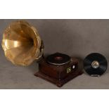 Grammophon „His master's voice“. England, 20. Jh. Massivholz-Kasten, Messingtrichter, dazu