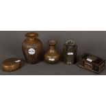Drei Vasen und zwei Deckeldosen. Deutsch 20. Jh. Bronze, mit Kanneluren bzw. verziertem Korpus, H=