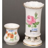 Zwei Vasen. Meissen 20. Jh. Porzellan, bemalt mit Dekor „Rote Rose“ bzw. „Feldblume“, gold gehöht.