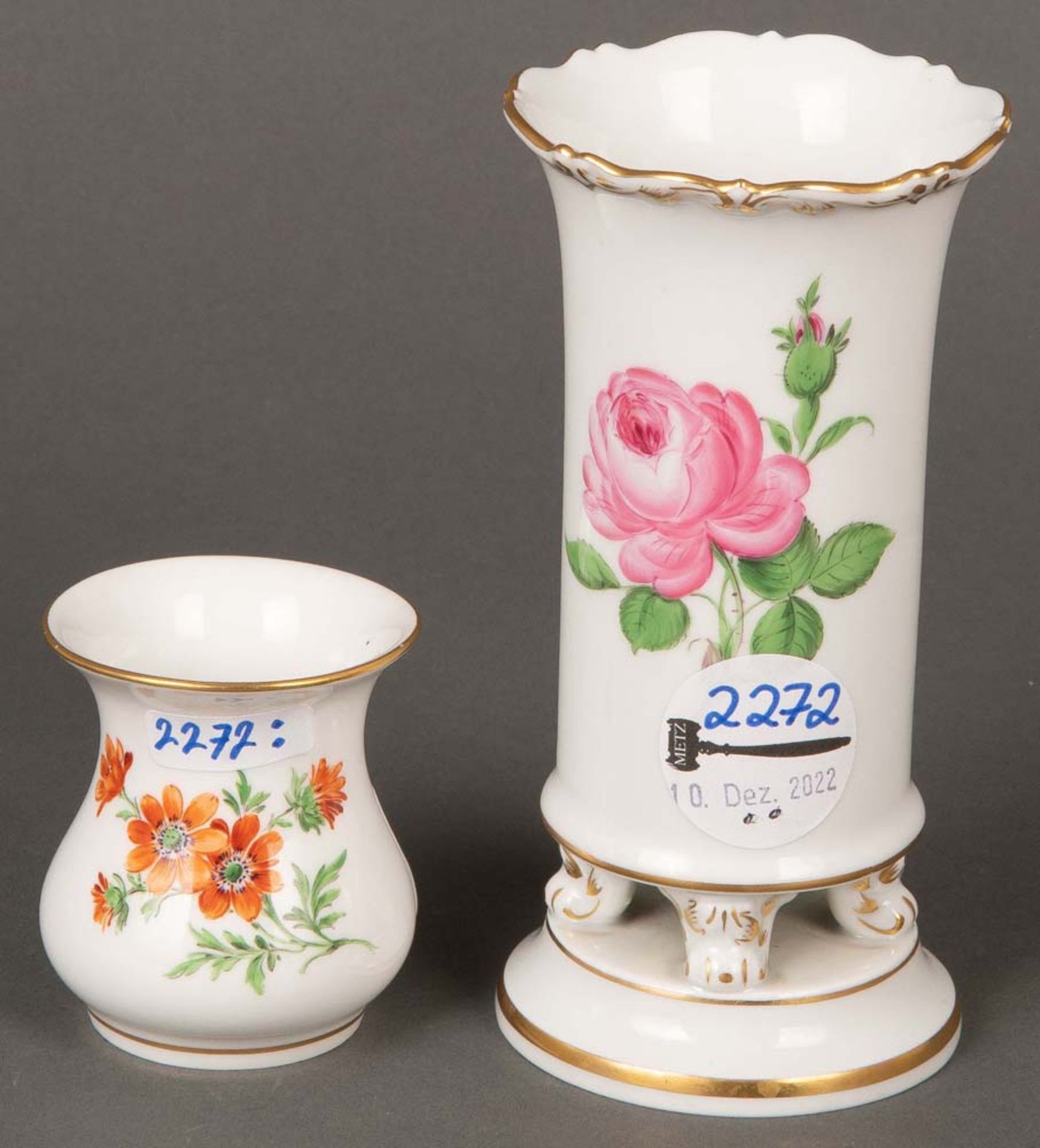 Zwei Vasen. Meissen 20. Jh. Porzellan, bemalt mit Dekor „Rote Rose“ bzw. „Feldblume“, gold gehöht.