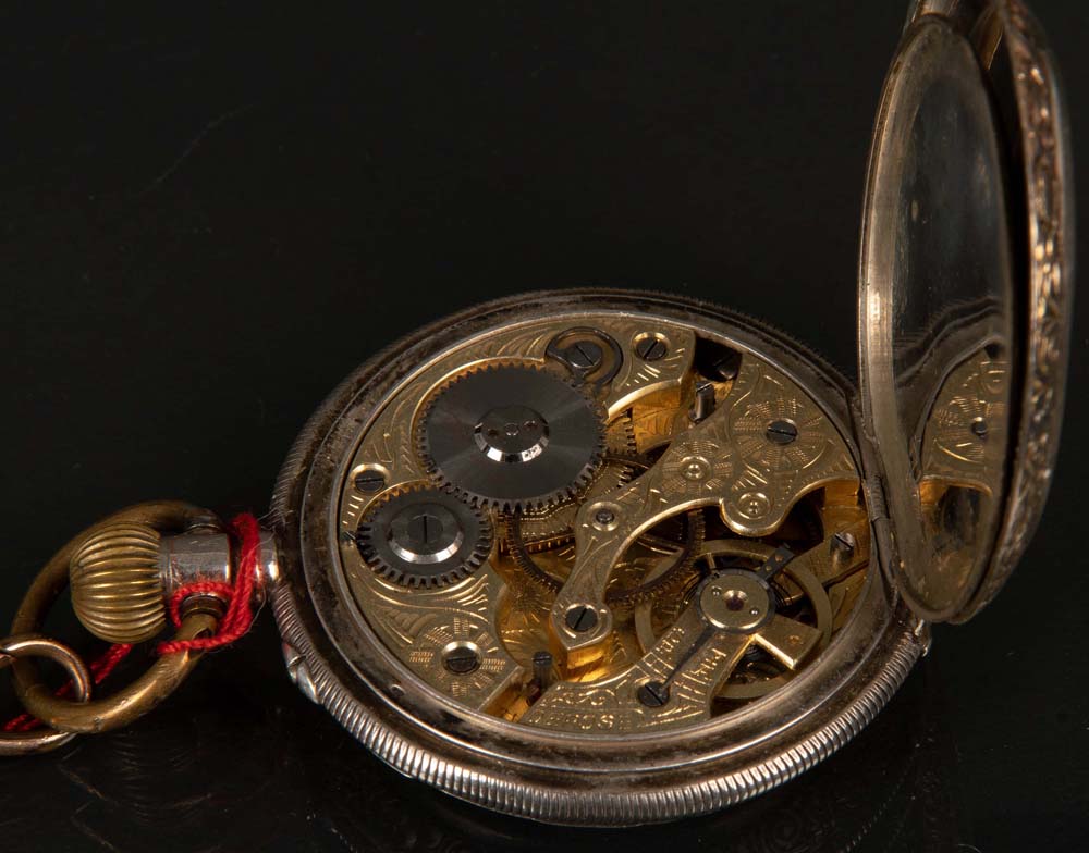 Taschenuhr. Silbergehäuse, dazu vergoldete Uhrenkette. (Funktion ungeprüft) - Image 2 of 2