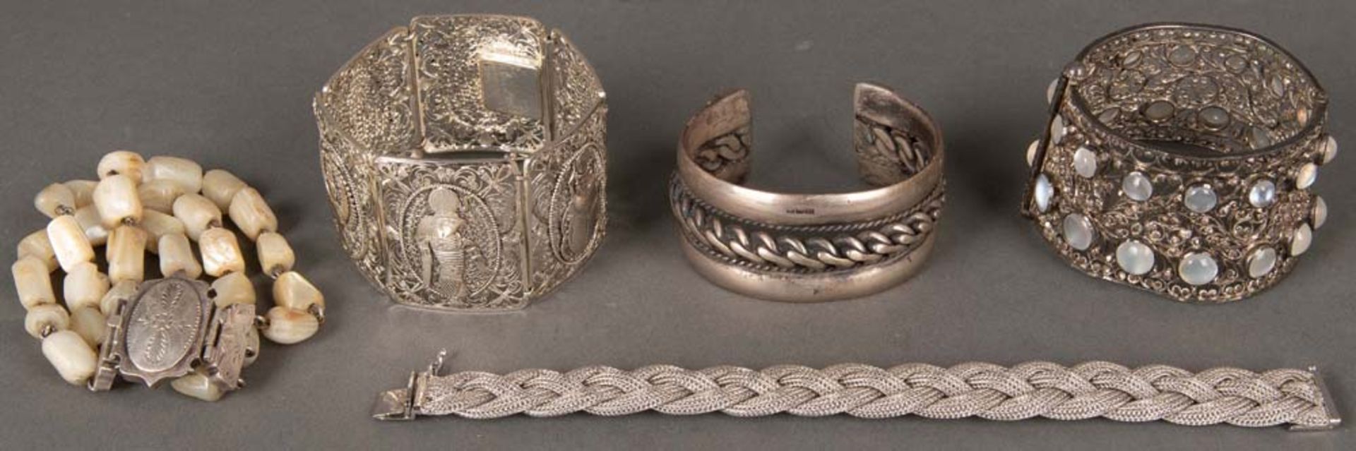 Fünf Armbänder. Silber, ca. 231 g, eines davon besetzt mit Jade.