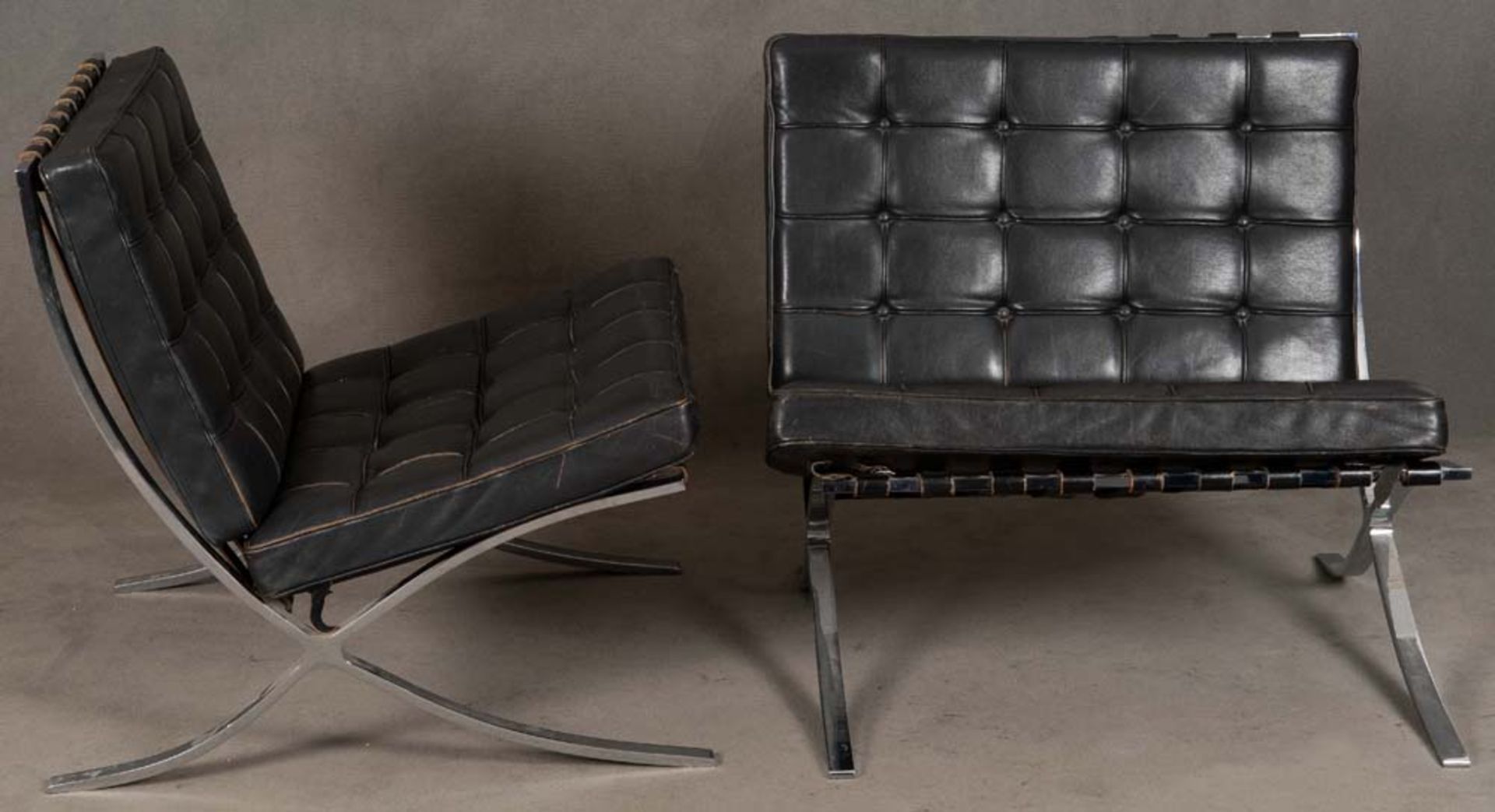 Zwei Lounge-Sessel „Barcelona“. Knoll International 20. Jh. Gestell aus verchromtem Flachstahl,