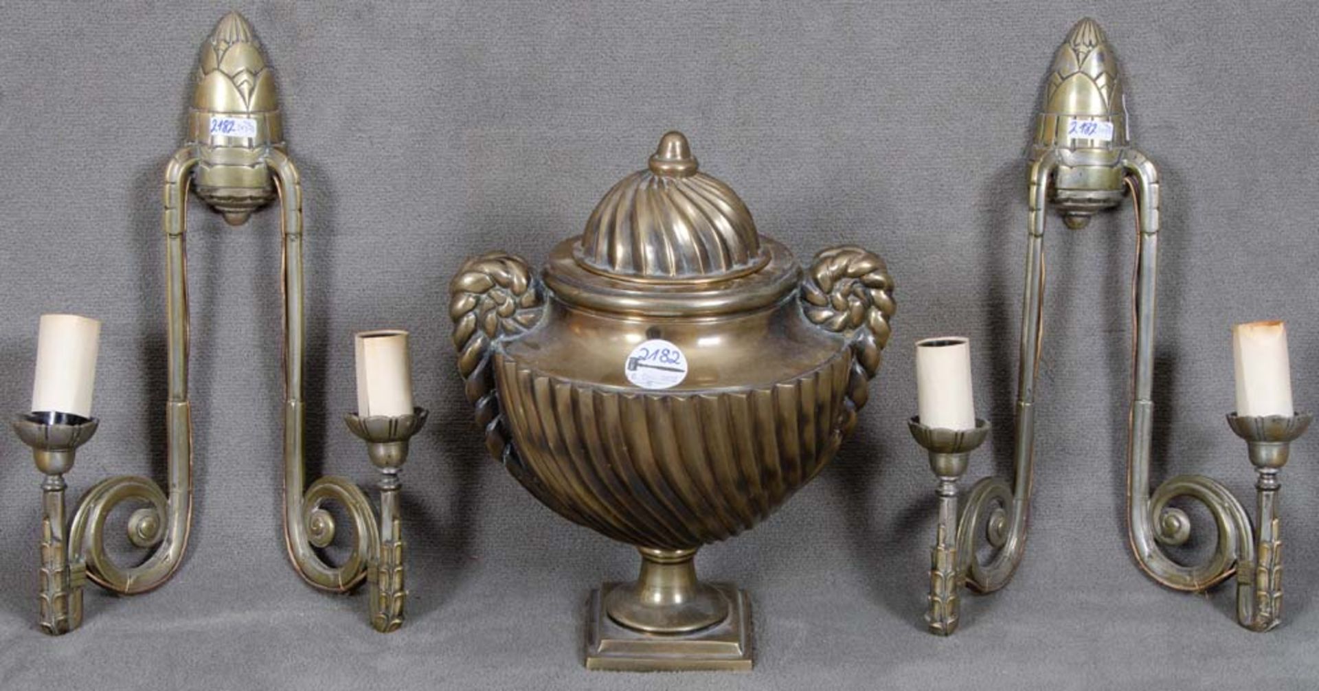 Paar Art Déco-Wandleuchter. Deutsch 20. Jh. Bronze, H=je 34 cm; dazu Deckelhenkelgefäß, H= 34 cm.