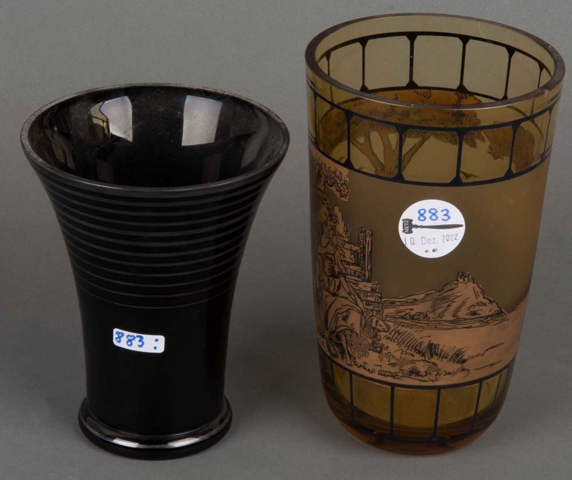 Zwei Vasen. Deutsch / Böhmen 20. Jh. Farbloses Glas, teilw. mit Kaltgoldbemalung und schwarzen
